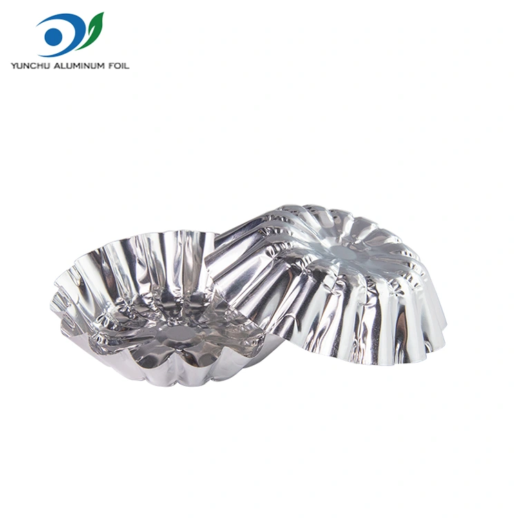 Las tartas de huevo se hornean en un contenedor de alimentos de aluminio de aluminio de plata freidora Las tartas de huevo se hornean en un contenedor de alimentos de aluminio de aluminio de plata freidora